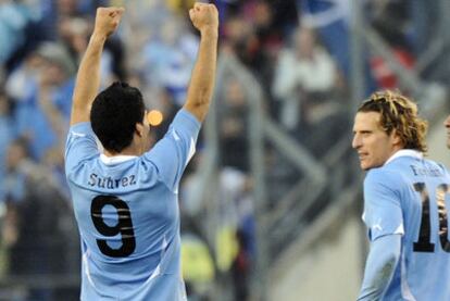 Luis Suárez celebra el segundo gol logrado por Forlán.