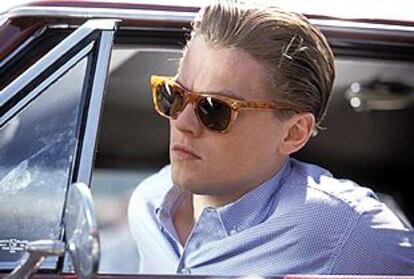 El actor Leonardo DiCaprio, en una escena de <b></b><i>Catch me if you can,</i> la última película de Spielberg.