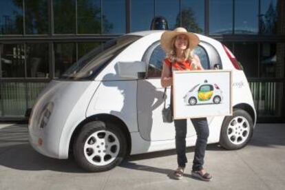 La artista Inmaculada del Castillo decora el coche sin conductor de Google.