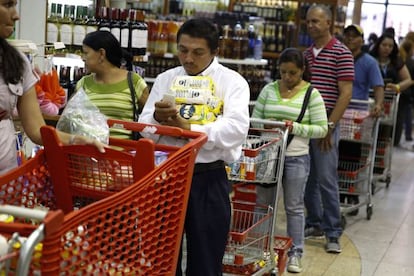 Los venezolanos se abastecen de alimentos por miedo a la escasez.