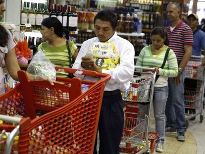 Los venezolanos se abastecen de alimentos por miedo a la escasez.