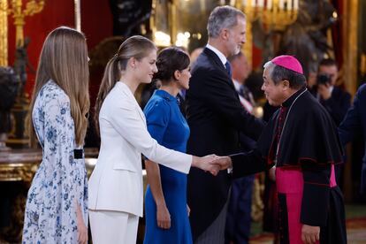 La princesa Leonor saluda al nuncio apostólico en España, Bernardito Auza, en el Palacio Real tras el acto de la jura de la Constitución.