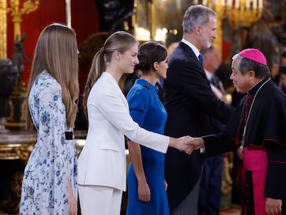 La princesa Leonor saluda al nuncio apostólico en España, Bernardito Auza, en el Palacio Real tras el acto de la jura de la Constitución.