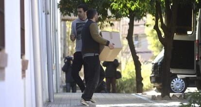 Agentes de la UCO durante el registro de un archivo de UGT en Córdoba.