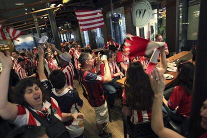 Aficionados del Athletic Club y del Barça en los alrededores de la Plaza de Sant Jaume