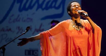 La cantante Susana Baca durante el concierto en Cartagena, dentro del Festival La Mar de M&uacute;sicas.