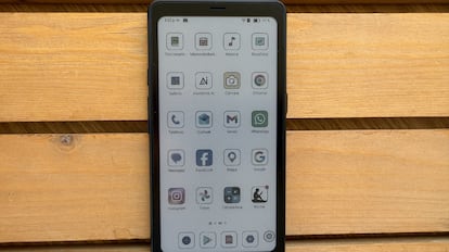 El Boox Palma 2 tiene un tamaño compacto que se asemeja a un teléfono móvil, lo que le hace muy manejable en cualquier circunstancia.