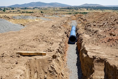 Tres unidades de la Unidad Militar de Emergencias (UME), dependiente del Ministerio de Defensa, se desplegaron en Ávila para "apoyar" la reparación de la tubería de 20 kilómetros que une el embalse de Serones y la Estación de Tratamiento de Agua Potable (ETAP).