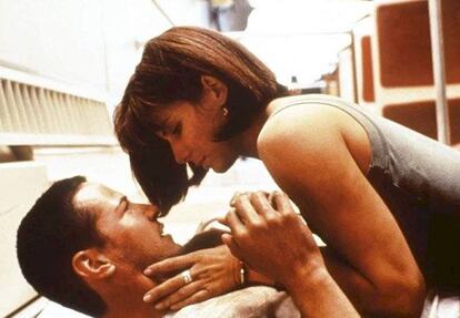 ESTE BESO ENTRE SANDRA BULLOCK Y KEANU REEVES EN 'SPEED'. No es solo cosa del beso, como bien apuntan en las respuestas. Es esa mezcla de adrenalina y pasin, ese momento mgico en que dos personas que han sobrevivido a UNA BOMBA por fin se quitan toda la tensin acumulada.