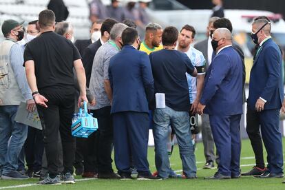 Agentes da Anvisa em campo com Neymar e Messi.