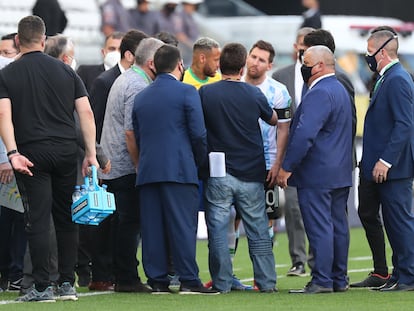 Agentes da Anvisa em campo com Neymar e Messi.