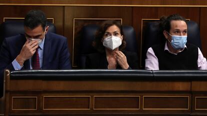 El presidente del Gobierno, Pedro Sánchez, la vicepresidenta primera, Carmen Calvo y el vicepresidente segundo, Pablo Iglesias, durante el pleno del Congreso.