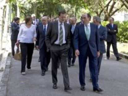 El presidente del Gobierno, Mariano Rajoy ,iz, conversa con el presidente y consejero delegado de Iberdrola,Jos&eacute; Ignacio Gal&aacute;n.d., en los jardines del Complejo de La Moncloa , donde hoy el jefe del Ejecutivo se reuni&oacute; con los integrantes del Consejo Empresarial para la Competitividad, integrado por los presidentes de las grandes empresas espa&ntilde;olas, para analizar la evoluci&oacute;n de la crisis y las reformas que est&aacute; poniendo en marcha.