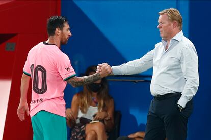 Messi saluda a Koeman tras marcar dos goles ante el Girona.
