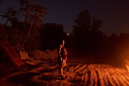 Daniel Pérez, de 26 años, frente a su casa en el camino sin asfaltar de la Cañada Real. 

