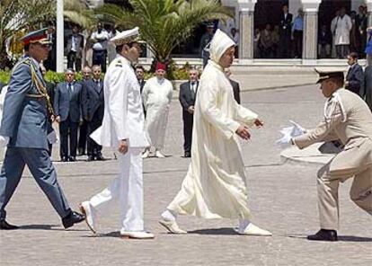 El rey Mohamed VI, seguido de su hermano Moulay Rachid, durante un acto oficial en julio de 2003 en Tetuán.