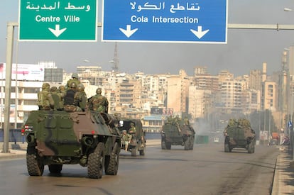 Soldados libaneses patrullan las calles de Beirut, durante las protestas convocadas por Hariri ante el nombramiento de Najib Mikati como primer ministro, tras el apoyo de Hezbolá.