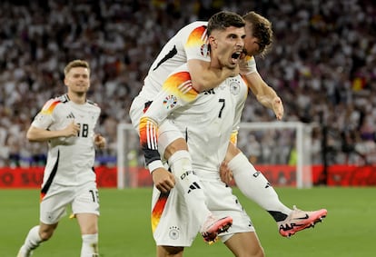 Kai Havertz de Alemania, celebra con Joshua Kimmich el tercer gol de su equipo.