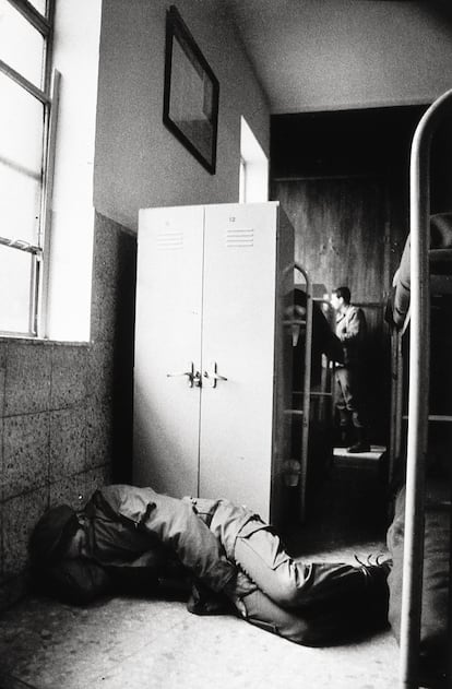Las fotografías tomadas por Ángel Moliní fueron un eficaz instrumento para concienciar a la sociedad, documentar lo que sucedía dentro de los cuarteles y denunciar la dramática situación en la que muchos jóvenes españoles cumplían el servicio militar.