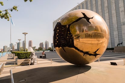'Sfera con esfera', de Arnaldo Pomodoro, en la sede de Naciones Unidas. La primera escultura de esta serie que simboliza la ruptura del mundo se encuentra en el Vaticano. |