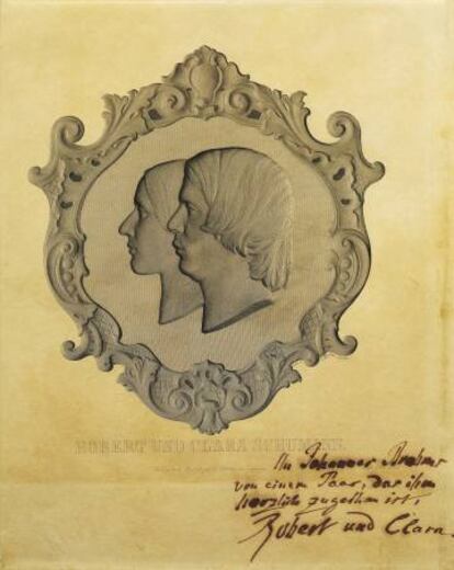 Retrato de Clara y Robert Schumann con una dedicatoria de Johannes Brahms. 
