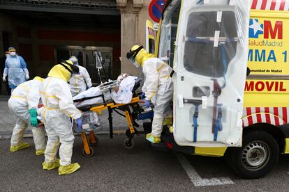 Miembros del Summa trasladan a un paciente con coronavirus a un hospital de Madrid