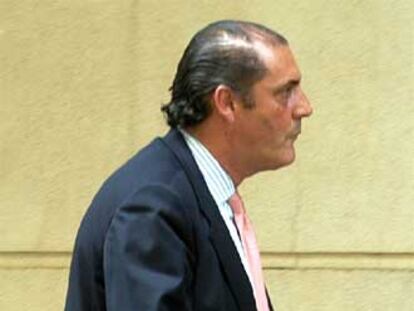 El abogado defensor de los directivos de Fórum Filatélico, Florentino Orti, a su llegada ayer a los juzgados de Madrid donde sus clientes prestaban declaración.