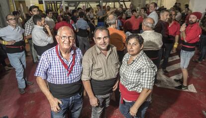 Pere Rovira, el membre més veterà; Jaume Montolio, cap de colla; i Carme Macías, primera castellera, durant un assaig.