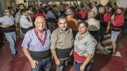 Pere Rovira, el membre més veterà; Jaume Montolio, cap de colla; i Carme Macías, primera castellera, durant un assaig.