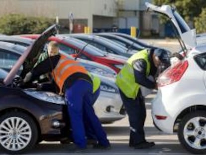 Varios operarios revisan los antiguos Ford Fiesta salidos por la línea de montaje de la factoría de Almussafes. EFE/Archivo