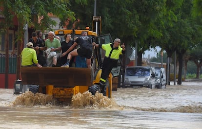 Vecinos del municipio alicantino de Redován son rescatados de sus viviendas, este viernes.