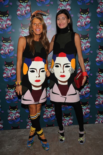 Las editoras (y amigas) Anna Dello Russo y Giovanna Battaglia no saben lo que es pasar desapercibidas. De Prada de arriba a abajo, ambas eligieron el mismo vestido para la fiesta que la 'hermana' pequeña de la firma celebró esta semana.