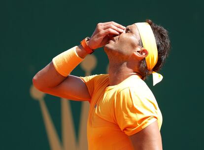 “Es especial volver a ganar aquí, sobre todo después de los meses duros que he pasado. Doy las gracias a mi familia y al equipo por estar ahí”, expresó en la ceremonia final, antes del tradicional mordisco al trofeo. Nadal, otra vez, lo quiere todo.