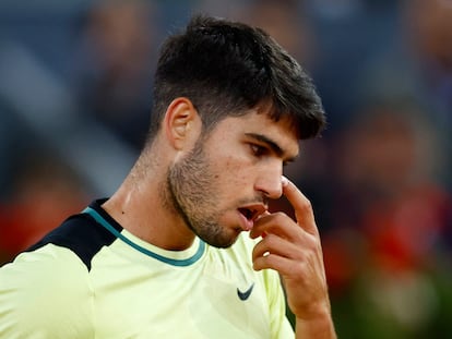 Tennis - Madrid Open - Park Manzanares, Madrid, Spain - May 1, 2024  Spain's Carlos Alcaraz reacts during his quarter final match against Russia's Andrey Rublev REUTERS/Susana Vera