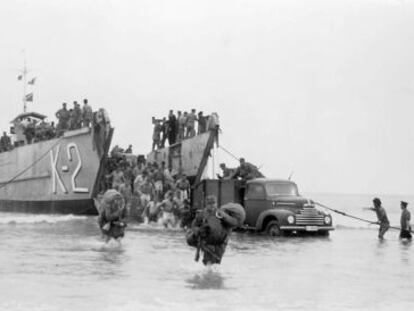 Villa Bens,10-1-1958.- Guerra de Ifni. Un buque anfibio descarga material para las tropas espa&ntilde;olas en las proximidades de Cabo Juby. 