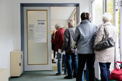 Varias personas esperan su turno para votar en Halle (Alemania).