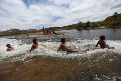Un grupo de niños indígenas macuxi se bañan en el río Uailan (Brasil). “La naturaleza es nuestra vida, nuestra sangre y nuestro espíritu, porque nos da sustento”, dice Martinho de Souza, un chamán macuxi. “Nacimos en esta tierra, vivimos aquí y moriremos aquí”.