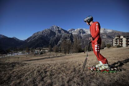 Un hombre practica esquí sobre hierba en San Sicario (Francia) debido a la falta de nieve.