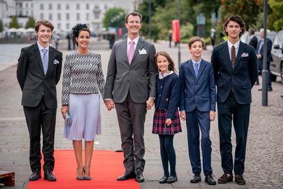 De izquierda a derecha, los príncipes Félix, Marie, Joaquín, Athena, Enrique y Nicolás, en un almuerzo para celebrar los 50 años en el trono de la reina Margarita, en Copenhague, en septiembre de 2022.