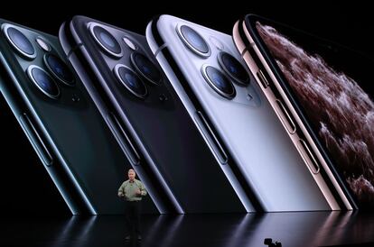 El vicepresidente de marketing mundial de productos de Apple, Phil Schiller, presenta el iPhone 11 Pro.