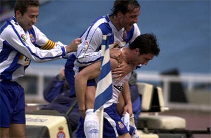 Soldevilla abraza a Morales para celebrar el tercer gol del Espanyol.