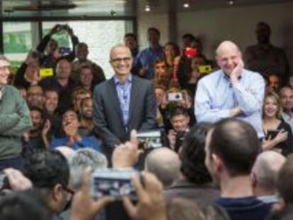 Satya Nadella, en el centro, junto a Bill Gates (izquierda) y Steve Ballmer, durante la presentaci&oacute;n del primero como nuevo consejero delegado ante los empleados de la compa&ntilde;&iacute;a en Redmond.