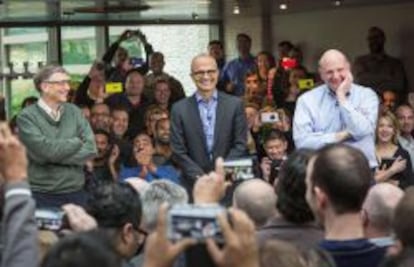 Satya Nadella, en el centro, junto a Bill Gates (izquierda) y Steve Ballmer, durante la presentaci&oacute;n del primero como nuevo consejero delegado ante los empleados de la compa&ntilde;&iacute;a en Redmond.