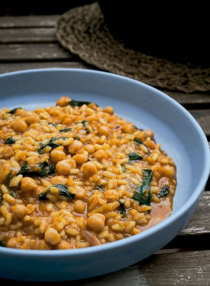 Sticky rice with chickpeas and spinach, prepared inside 'The art of good rice.  Infallible recipes for paellas, socarrats, melosos and others', by Héctor Medina (Editorial Zenith).