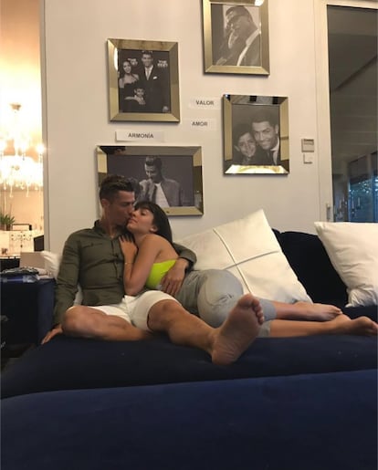 "Paz y amor" escribió Ronaldo en la leyenda de la fotografía que publicó en Instagram el pasado mes de mayo. En ella vuelve a aparecer junto a Georgina Rodríguez en un rincón de su casa de Pozuelo de Alarcón, Madrid. Desde que oficializó su relación con la modelo y especialmente desde la llegada de sus tres hijos pequeños, el jugador ha convertido en normal subir imágenes familiares y expresar sus sentimientos en las redes sociales, algo que no ocurrió durante los cinco años de relación con Irina Shayk.