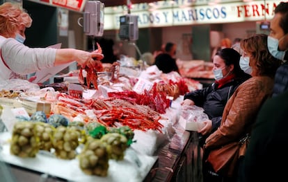 Vista de un puesto de pescados y mariscos en el Mercado Central de Valencia.