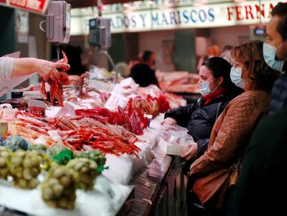 Un puesto de pescados y mariscos en el Mercado Central de Valencia, este miércoles.