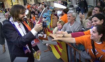 Kammerichs mostaba ayer la copa a los aficionados congregados ante la catedral de Valencia para vitorear a los jugadores del Pamesa.