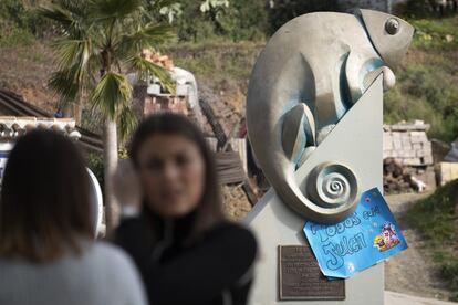 Un cartel en apoyo a la familia de Julen colocado en el monumento del camaleón de la localidad de Totalán, el 17 de enero de 2018.