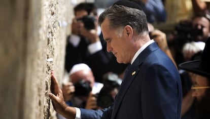 Mitt Romney en el Muro de las Lamentaciones, en Jerusal&eacute;n.